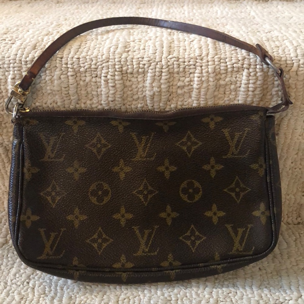 Authentic Louis Vuitton pochette shoulder bag.